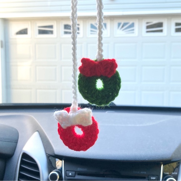 NEW Crochet Green Red & White Holiday Christmas Wreath Car Mirror Accessory - Picture 2 of 3